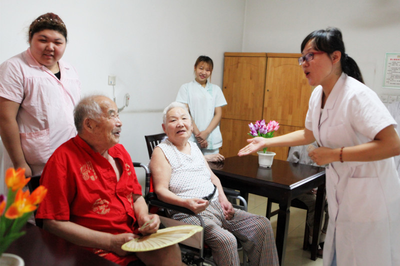 社工向参与老人介绍“开心对对碰”游戏规则