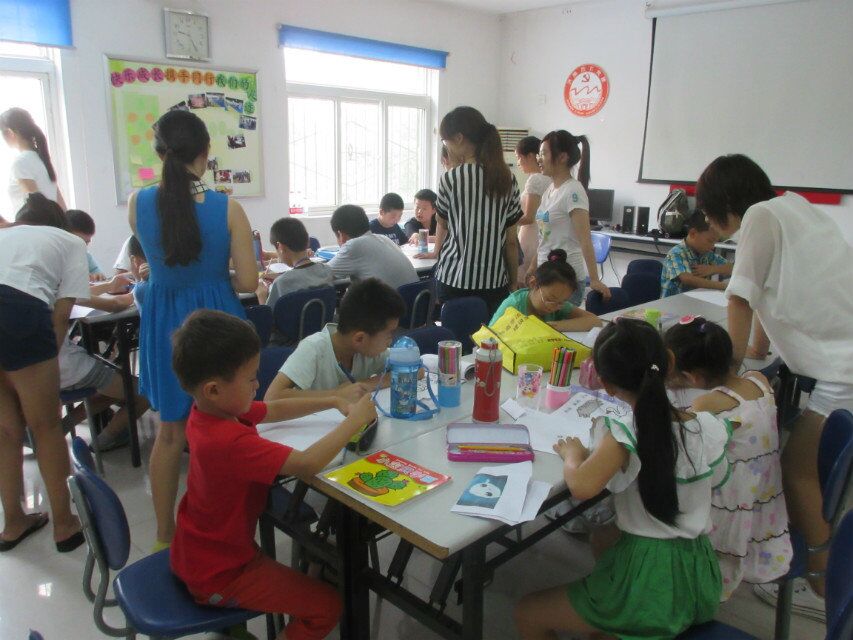 山泉:“快乐成长,携手同行”项目组开展彩绘生活手工绘帽子活动 山泉:“快乐成长,携手同行”项目组开展彩绘生活手工绘帽子活动