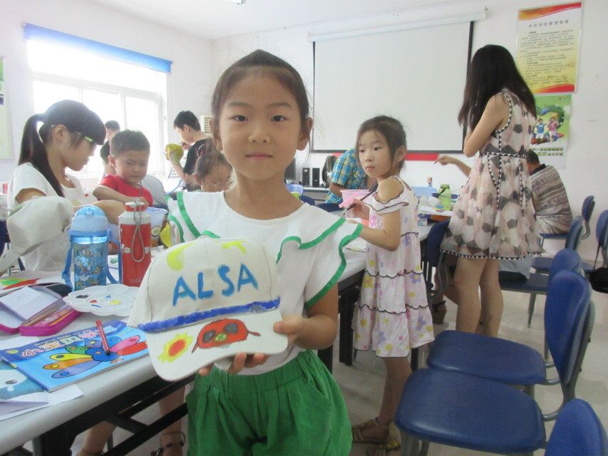 山泉:“快乐成长,携手同行”项目组开展彩绘生活手工绘帽子活动 山泉:“快乐成长,携手同行”项目组开展彩绘生活手工绘帽子活动