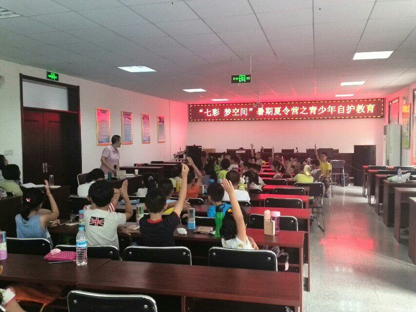 历下“谐乐社区”项目组：“七彩 梦空间”暑期夏令营之专家讲座.jpg
