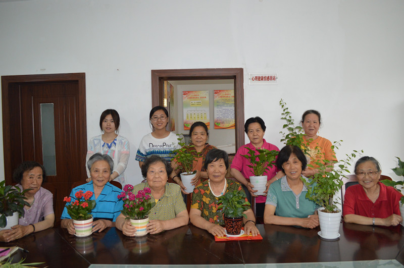 十亩园项目组开展“幸福花开”养花小组 最后一次小组聚会