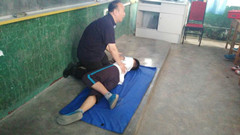 教官演示救助溺水伤员技巧