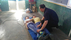 现场演示野外结绳背负伤员