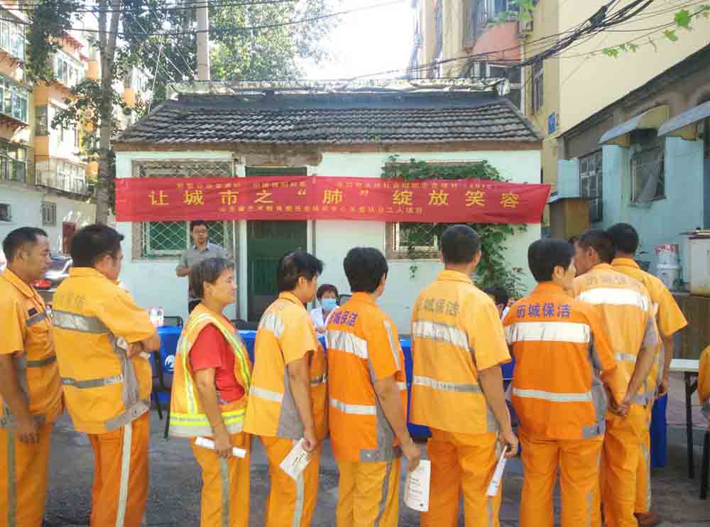 环卫工人在一次进行健康检查