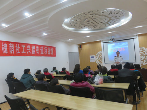 教员讲授消防安全知识