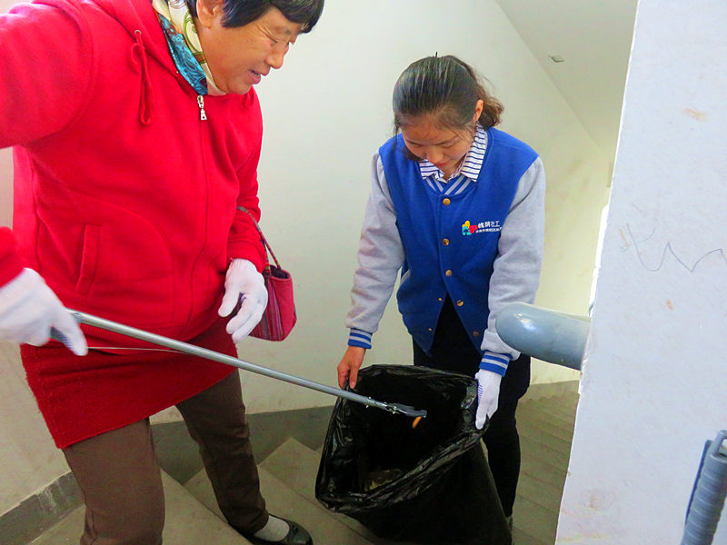 活动照片：清理楼道垃圾1.JPG