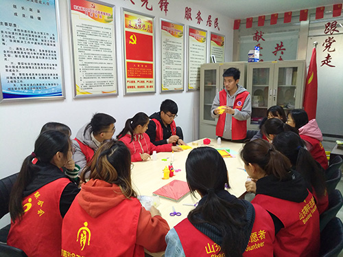 社工为孩子们讲解废物利用知识