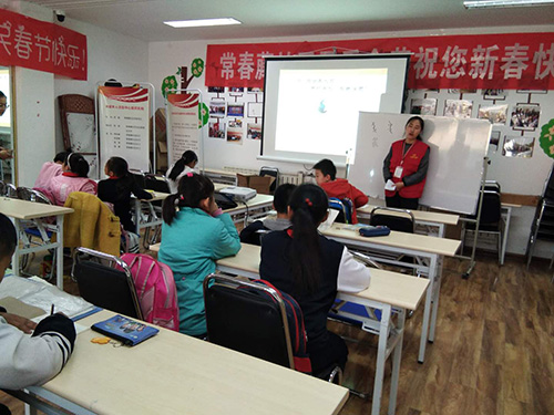 孩子们认真倾听学习