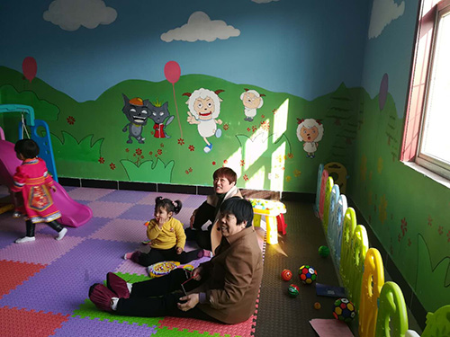 父母与孩子参加儿童早期教育