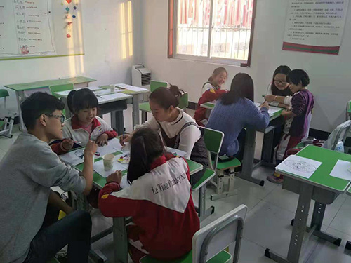 社工与学生们绘制脸谱