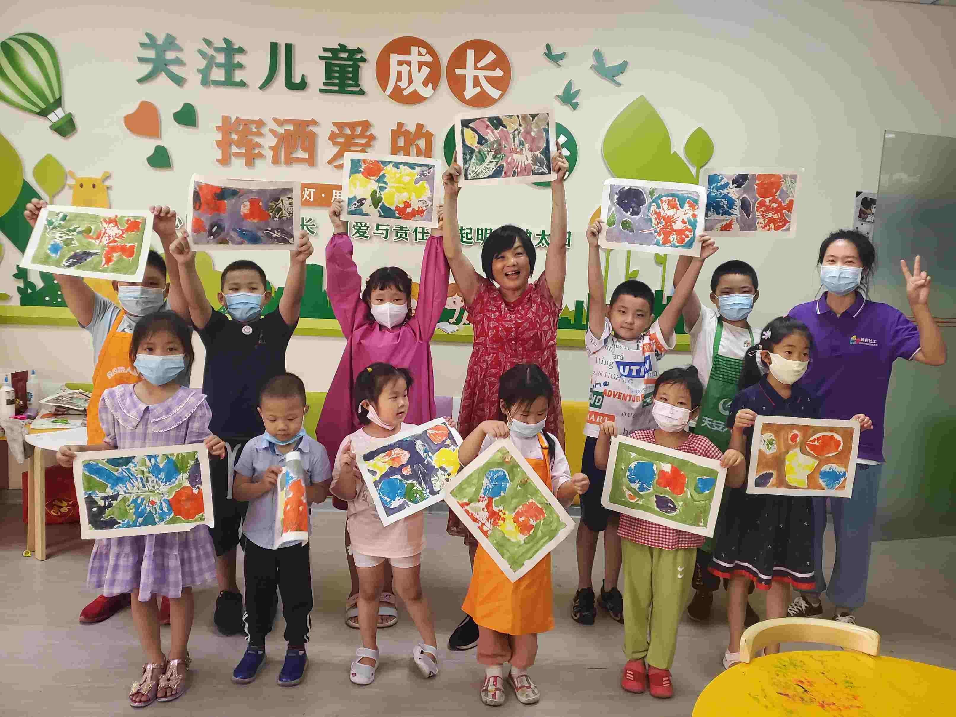 孩子们展示自己的作品 (1).jpg