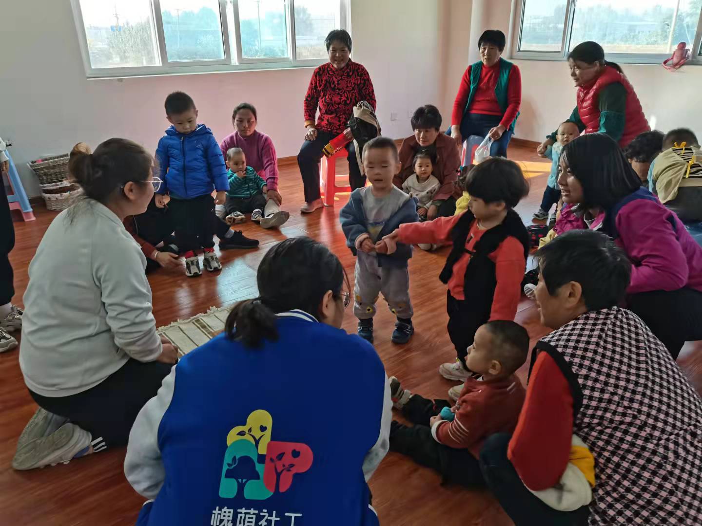 社工与小朋友进行互动.jpg