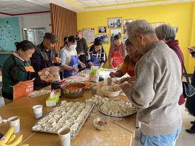 志愿者与社工包饺子.jpg
