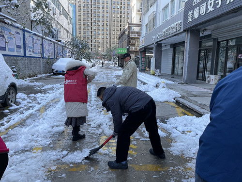 中大槐树街道社工站社工与社区居委会、志愿者一同清扫积雪。_副本.jpg