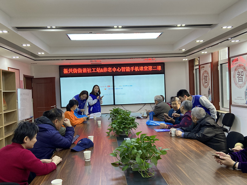 社工带领服务对象学习智能手机相关知识.jpg