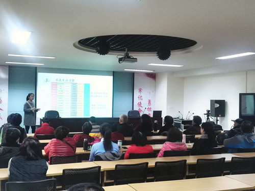 服务对象认真聆听营养专家的讲座_副本.jpg
