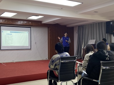 图二 “重晚晴”养老服务项目组社工讲解政策.jpg