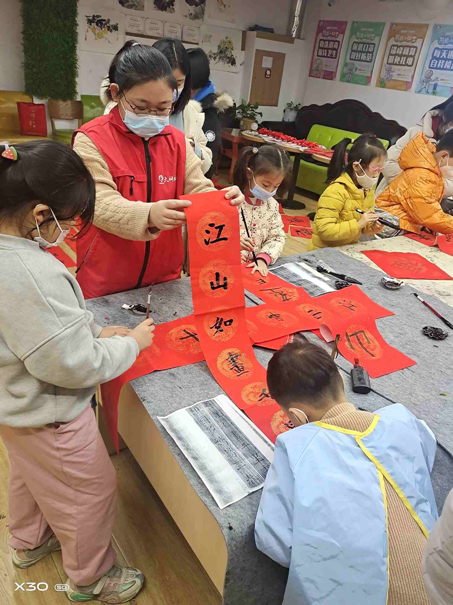 5-暖童心 让爱留守 春联活动_副本.jpg