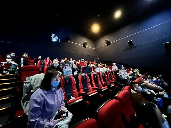 居民观看电影.jpg