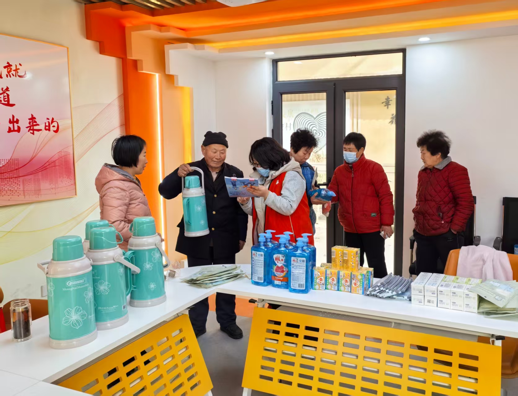 1770704258428822.jpg 村民领取“出彩人家”参与奖品.jpg