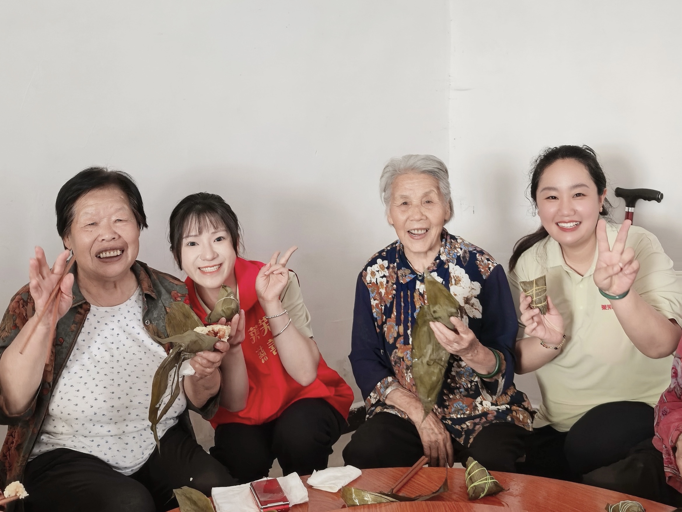 品尝粽子.jpg